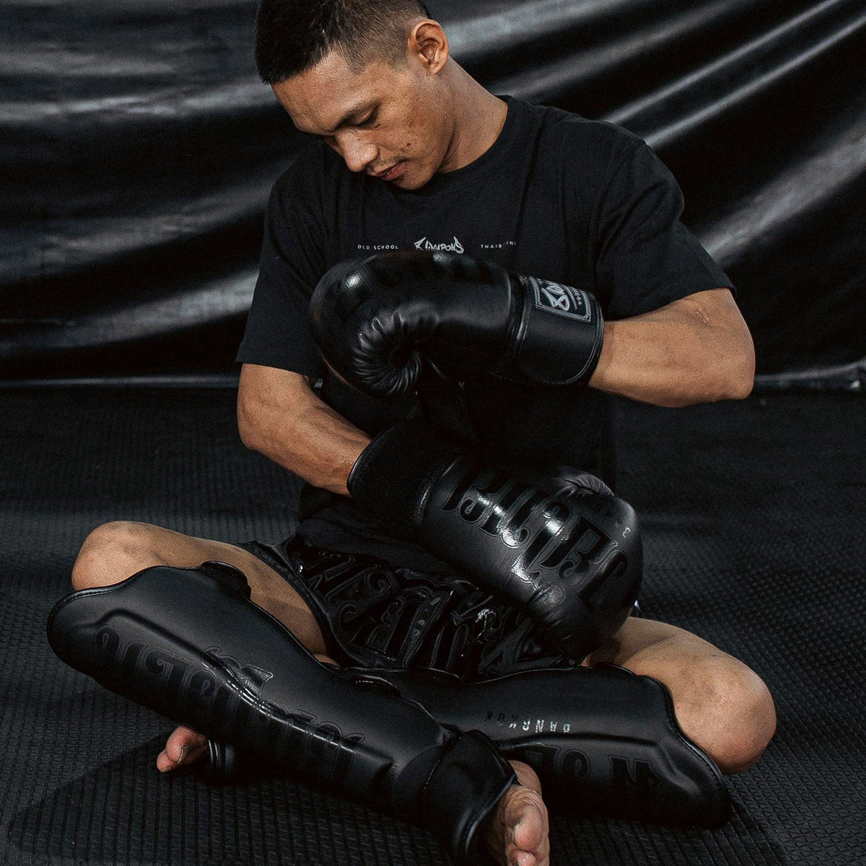 8 Weapons Bangkok Boxing Gloves Black/Black - view 11