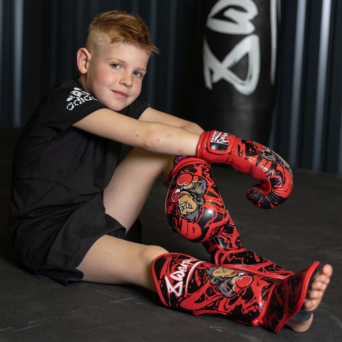 8 Weapons Joe Kids Shin Guards schwarz/rot