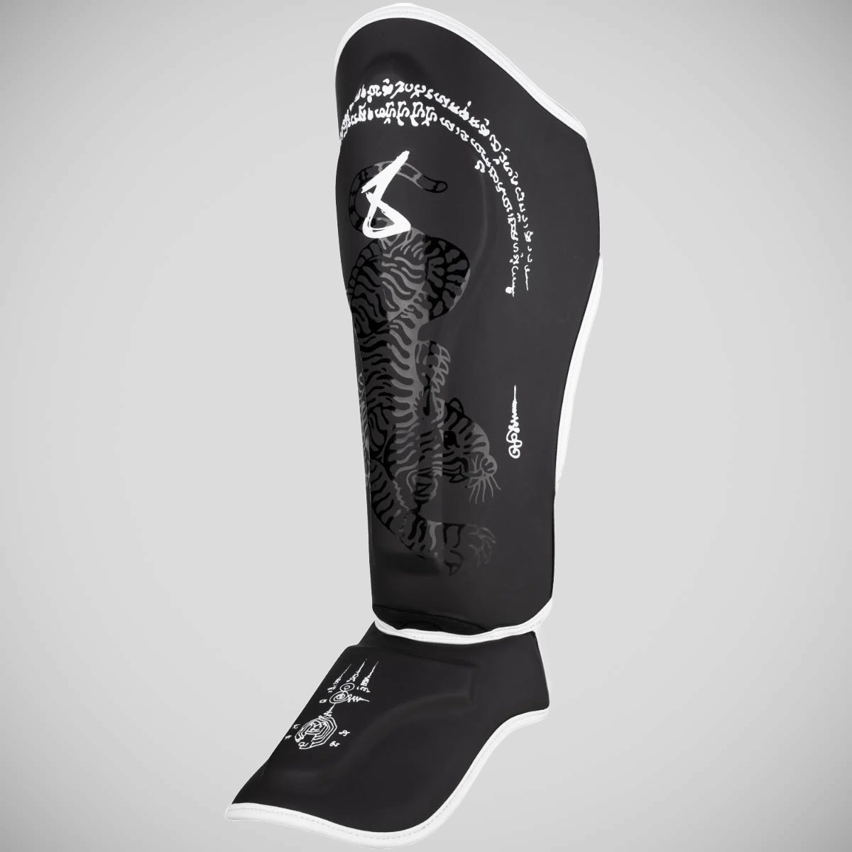 8 Weapons Sak yant Big Tiger Shin Guards Schwarz/Schwarz