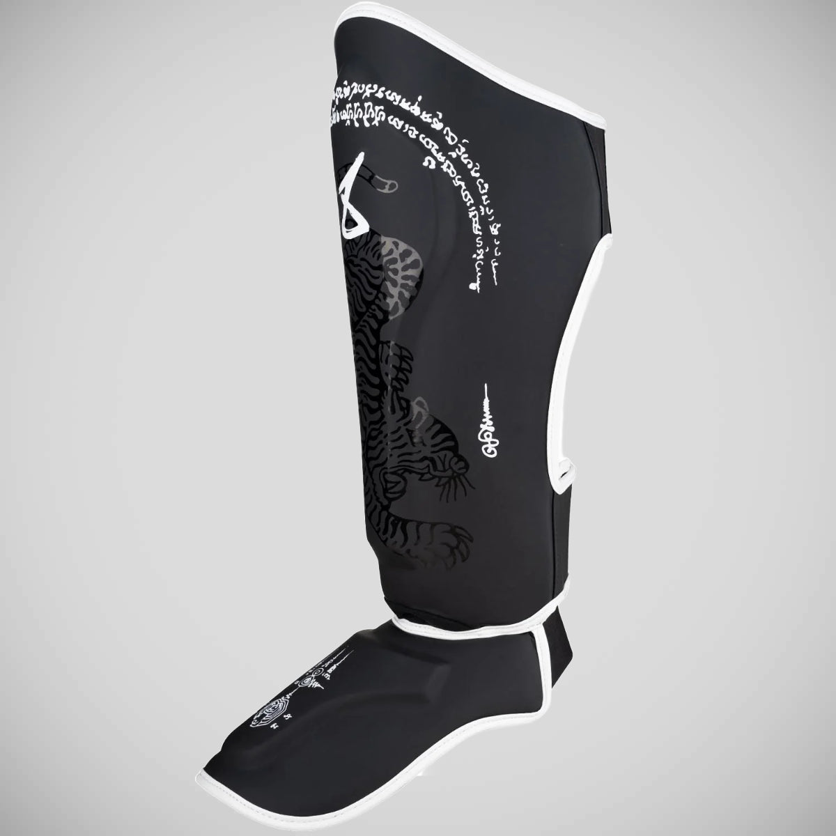 8 Weapons Sak yant Big Tiger Shin Guards Schwarz/Schwarz
