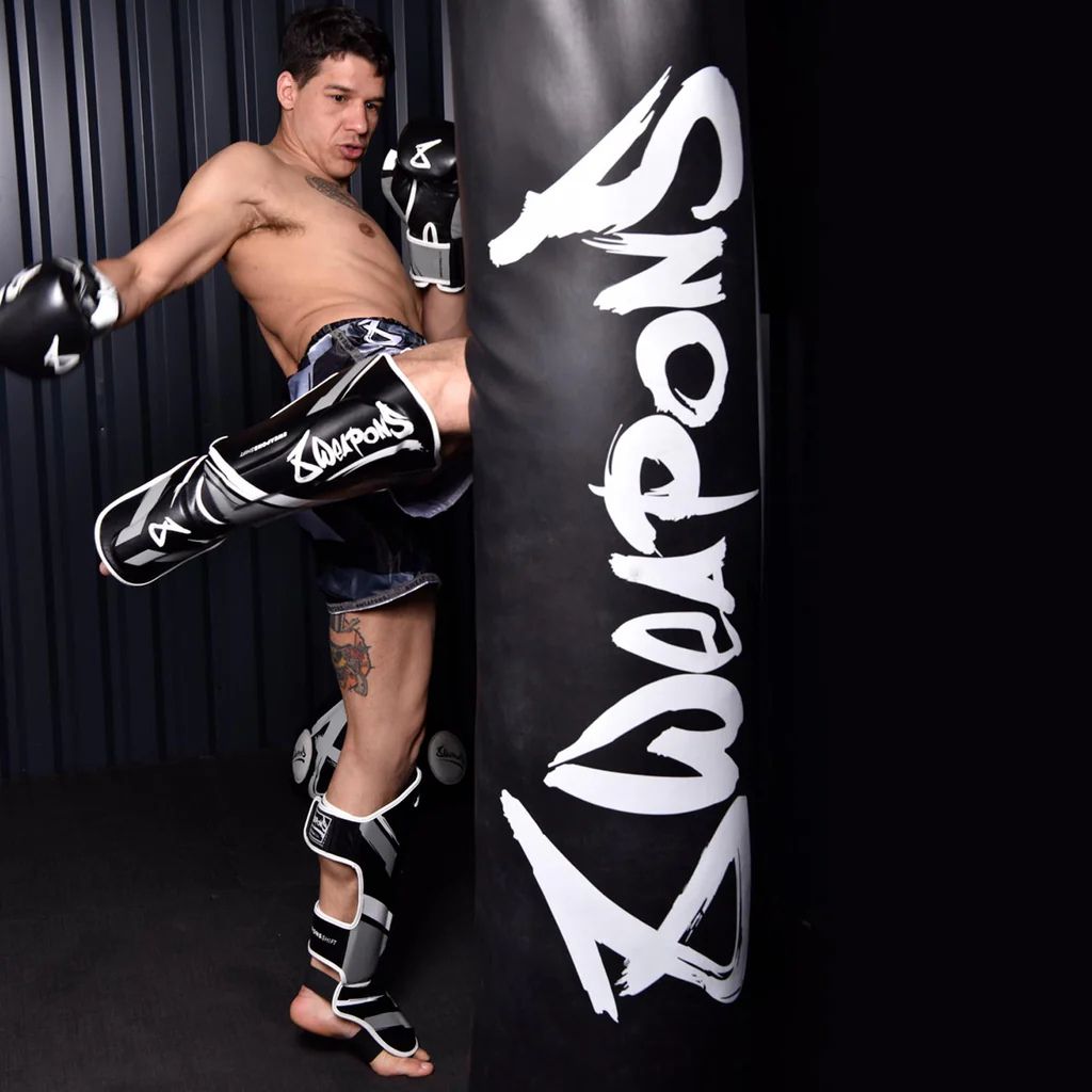 8 Weapons Verschiebung der Schienbeinwächter schwarz/weiß