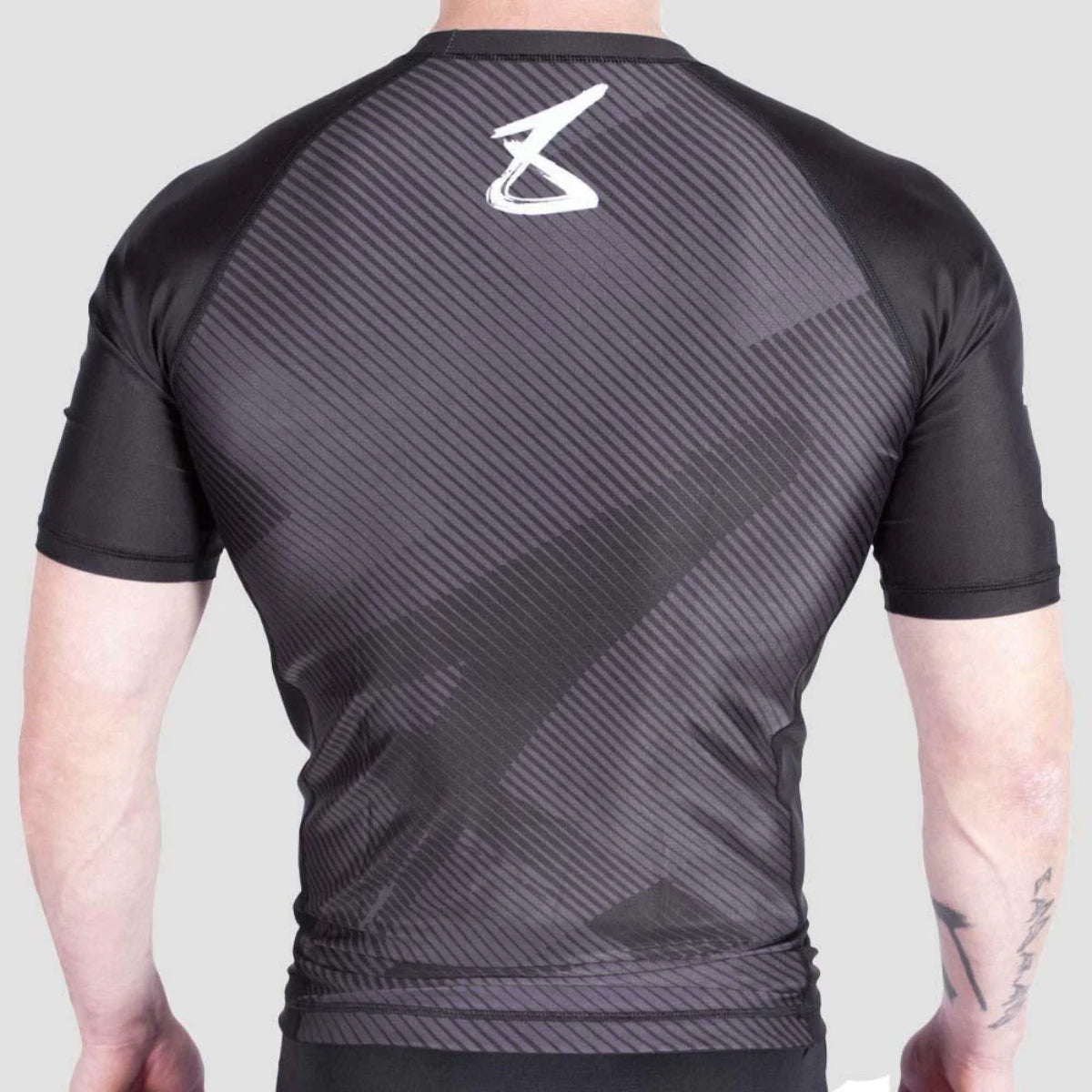 8 Weapons Golpe de sarpullido de manga corta