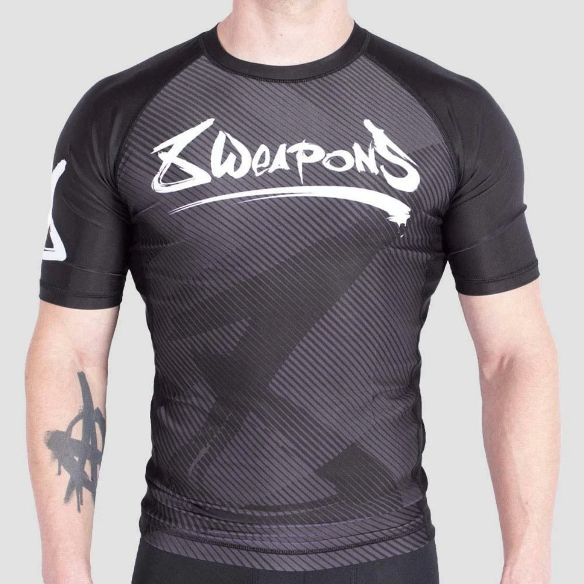 8 Weapons Golpe de sarpullido de manga corta