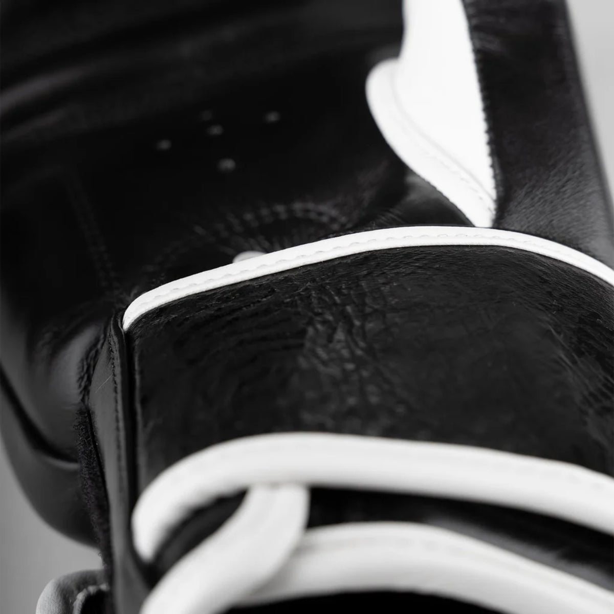 8武器sak yant big tigerボクシンググローブブラック/ブラック