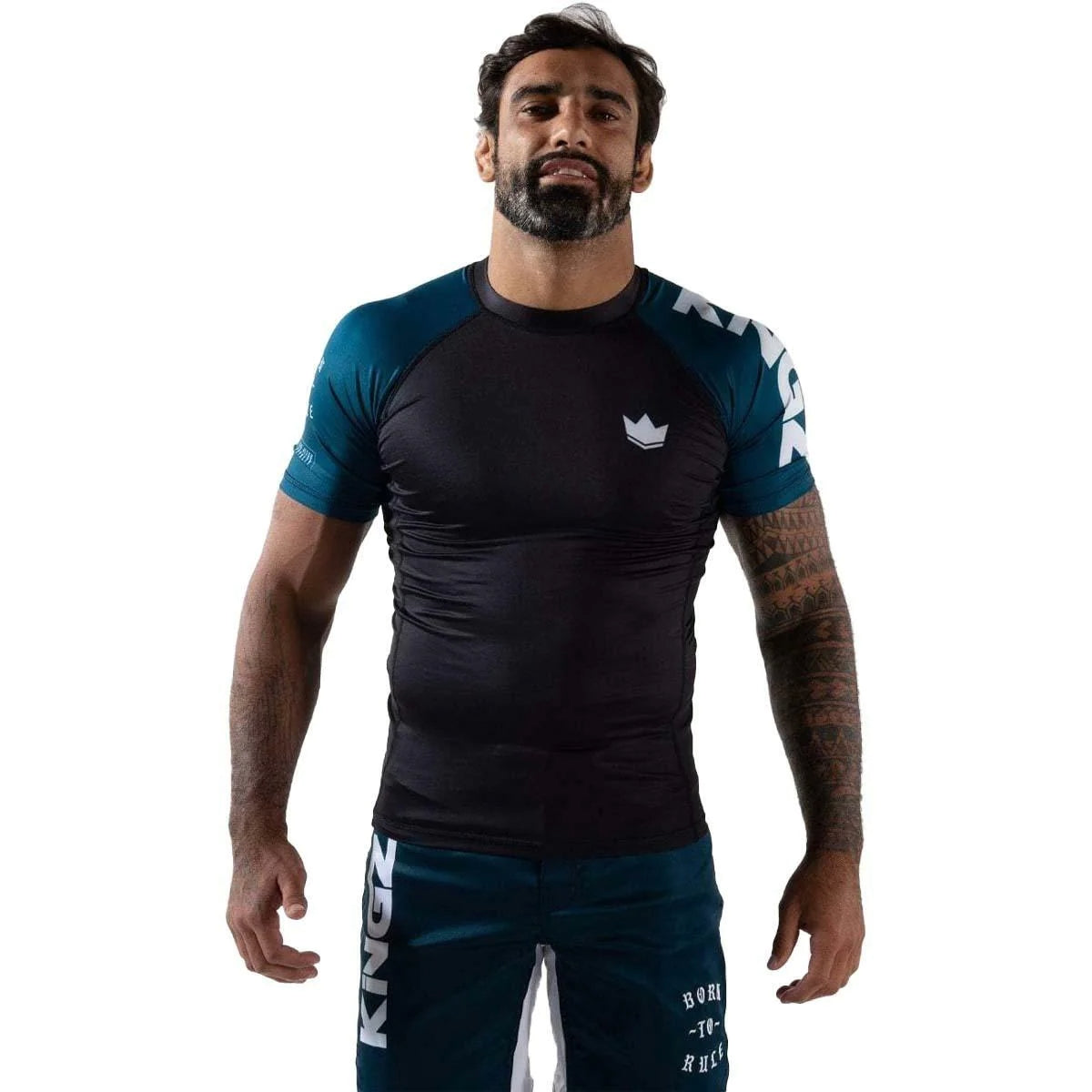 Kingz Born To Rule بأكمام قصيرة وواقي من الطفح الجلدي باللون الأسود