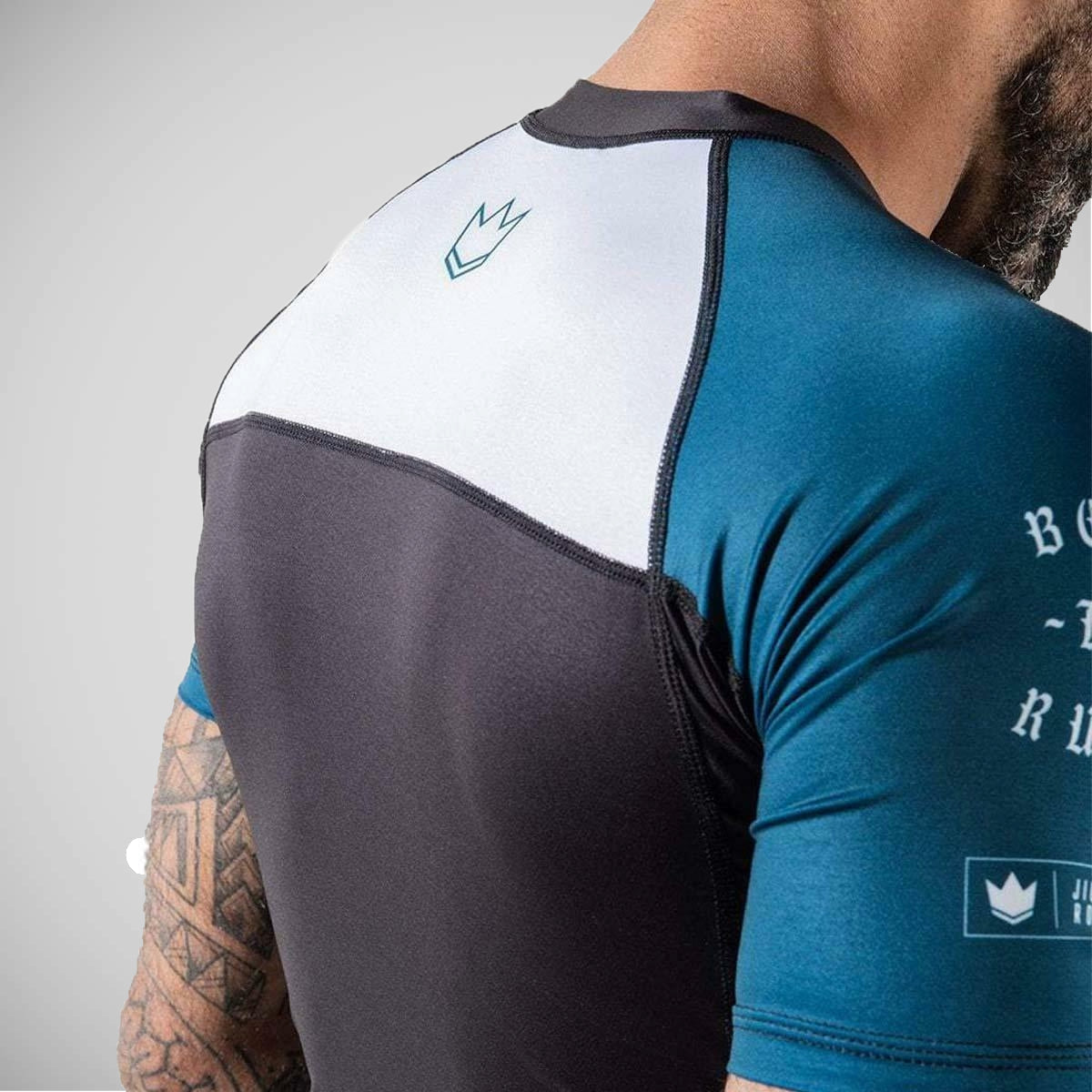 Kingz Born To Rule بأكمام قصيرة وواقي من الطفح الجلدي باللون الأسود