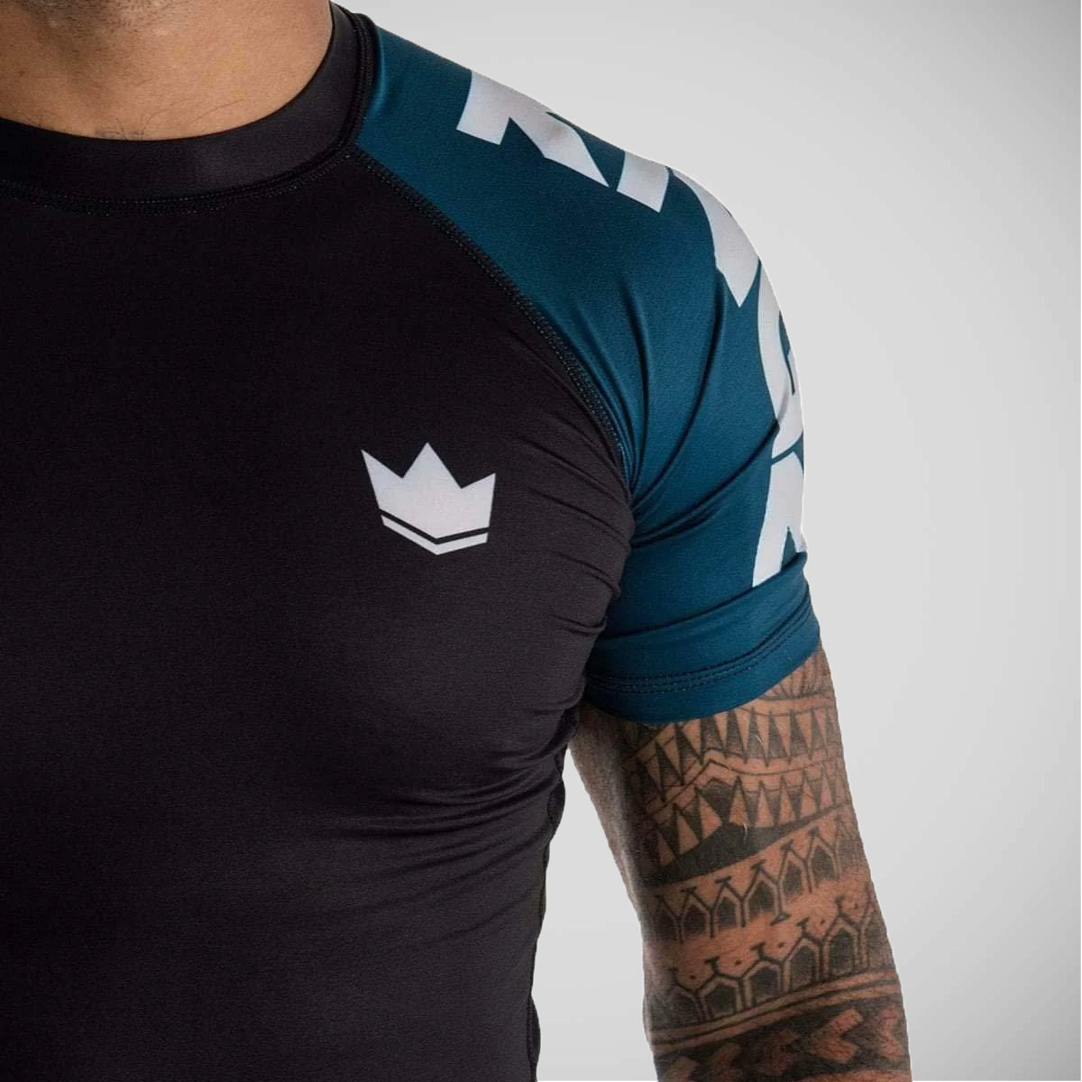 Kingz Born To Rule بأكمام قصيرة وواقي من الطفح الجلدي باللون الأسود