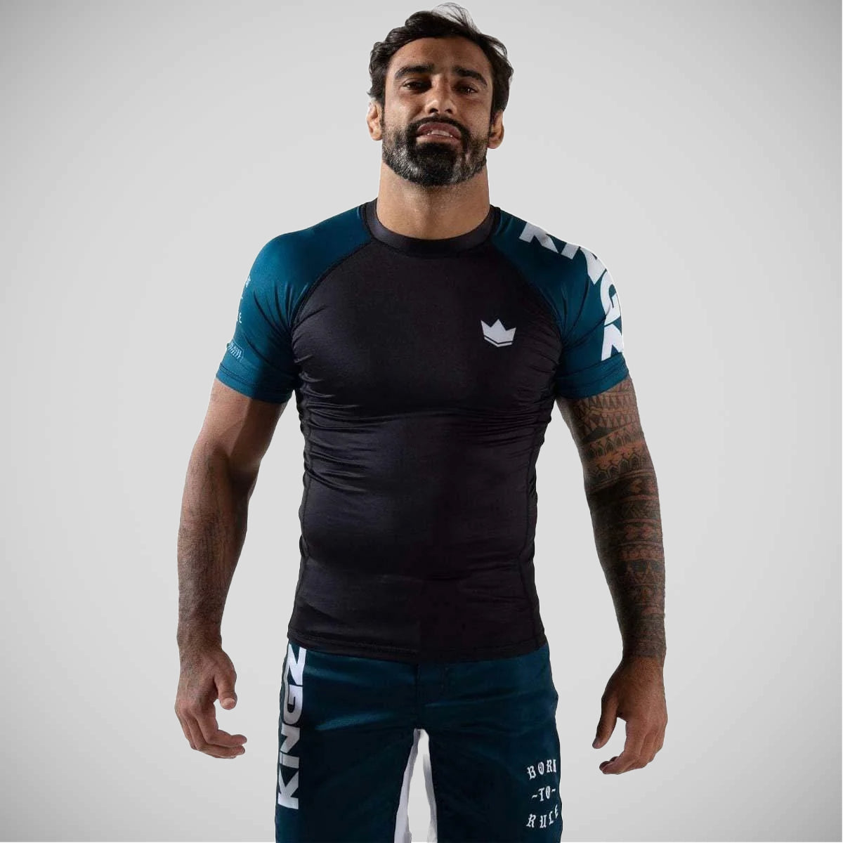 Kingz Born To Rule بأكمام قصيرة وواقي من الطفح الجلدي باللون الأسود