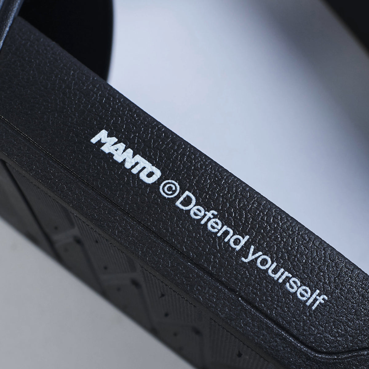 Ο Μάντο υπερασπίζεται τα ρυθμιστικά μαύρα