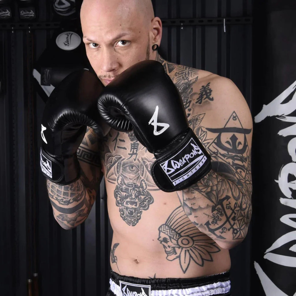 8 Weapons Gants de boxe pure noirs / blancs