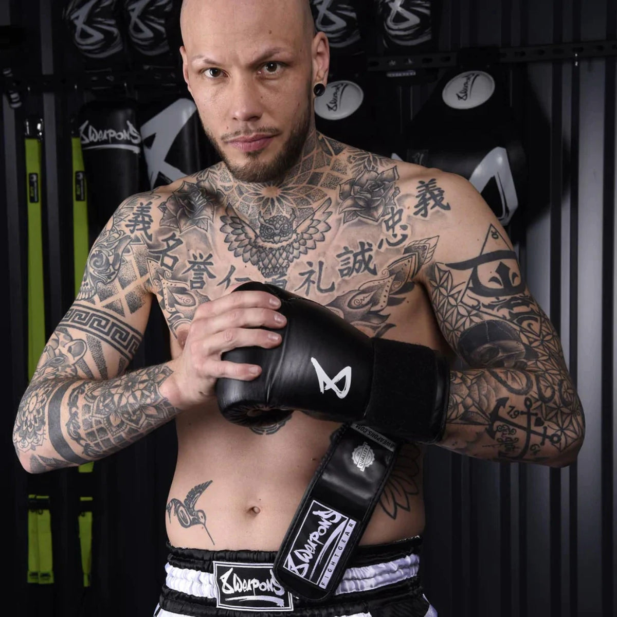 8 Weapons Gants de boxe pure noirs / blancs