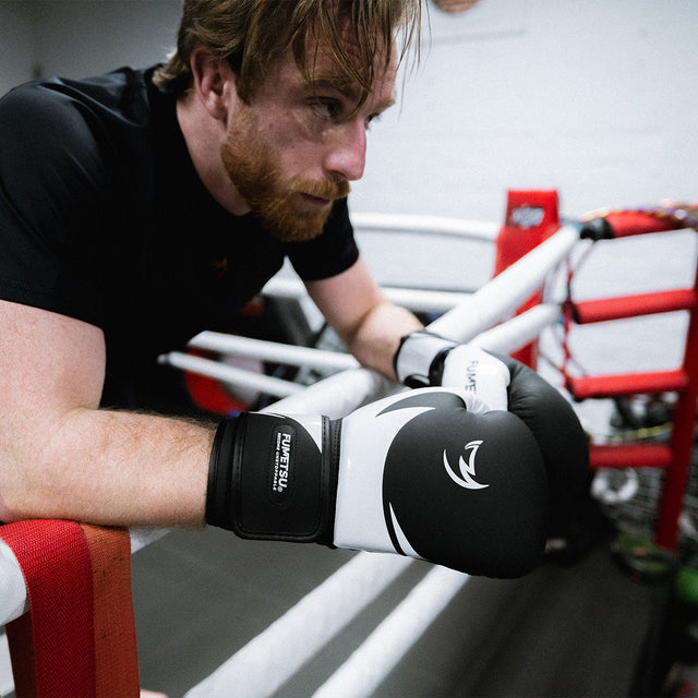 Fumetsu Ghost S3 Boxing Gloves Black/Black - lifestyle