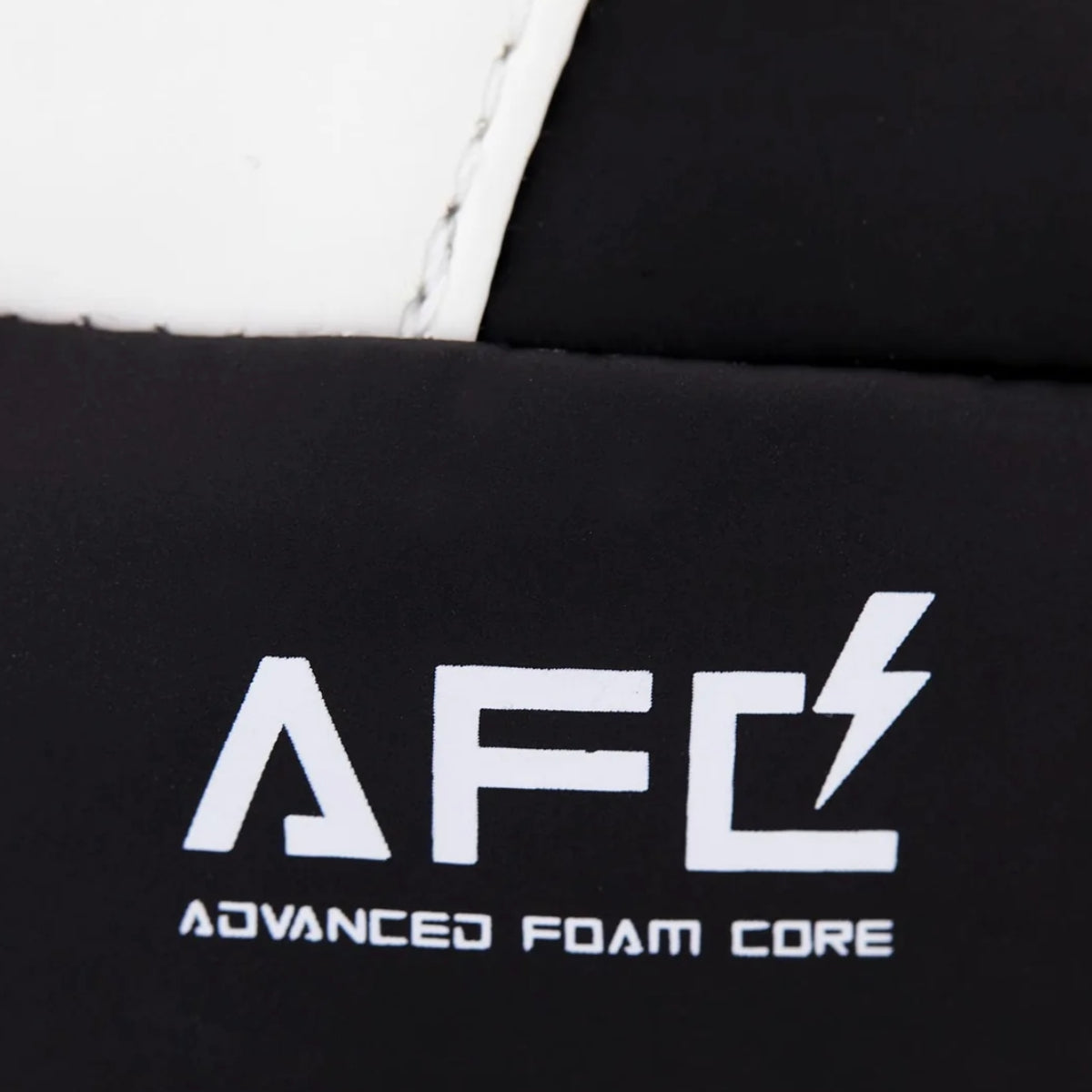 सेंचुरी ब्रेव IV जेल पंच मिट्ट्स ब्लैक/व्हाइट/रेड