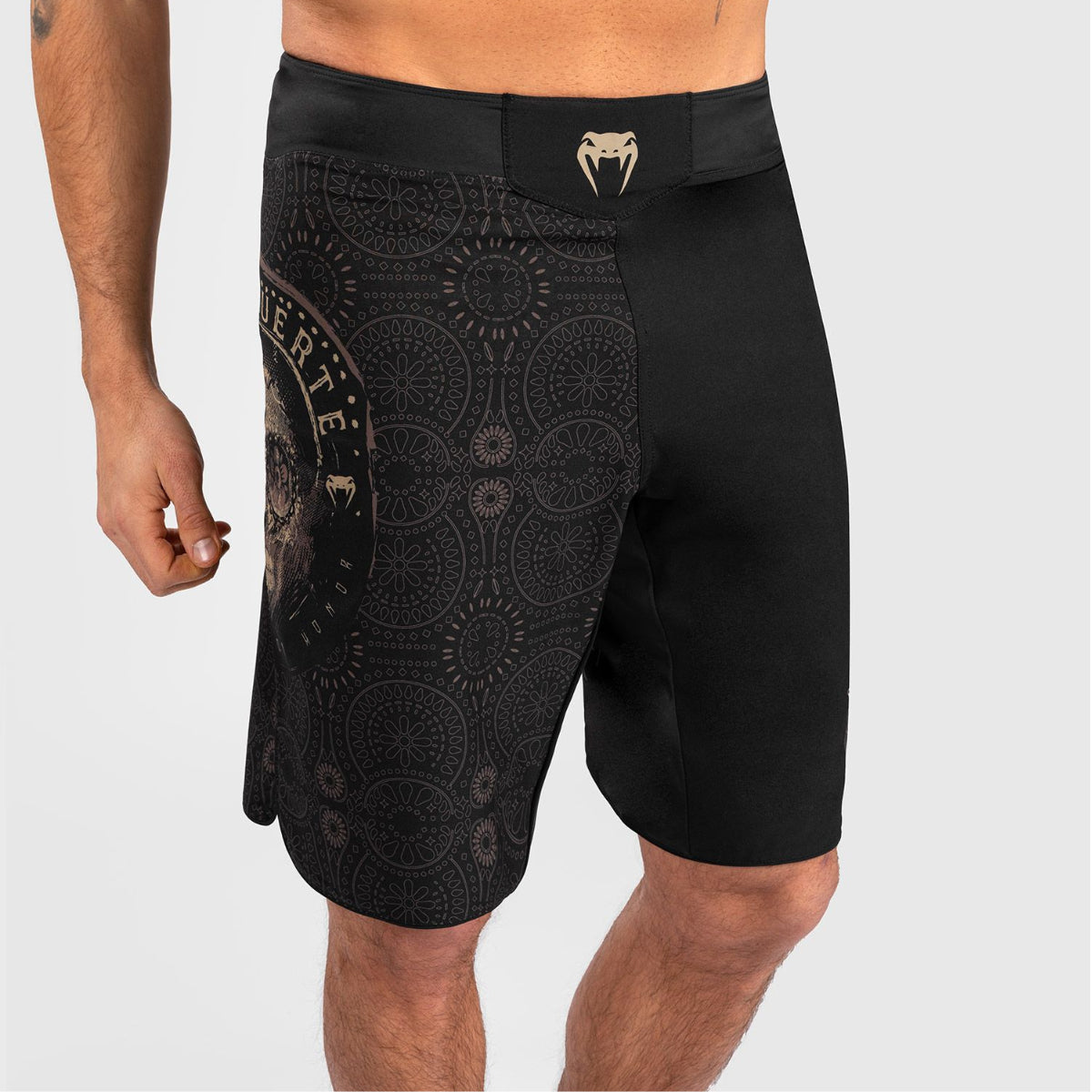 Venum santa muerte lateral escuro shorts preto/marrom