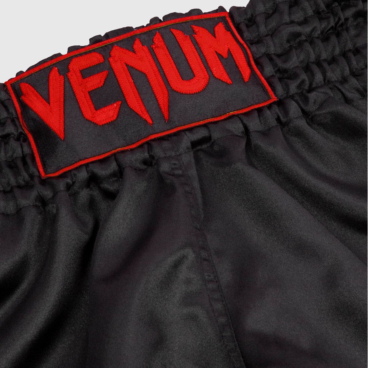 Venum Klassische Muay Thai -Shorts schwarz/rot