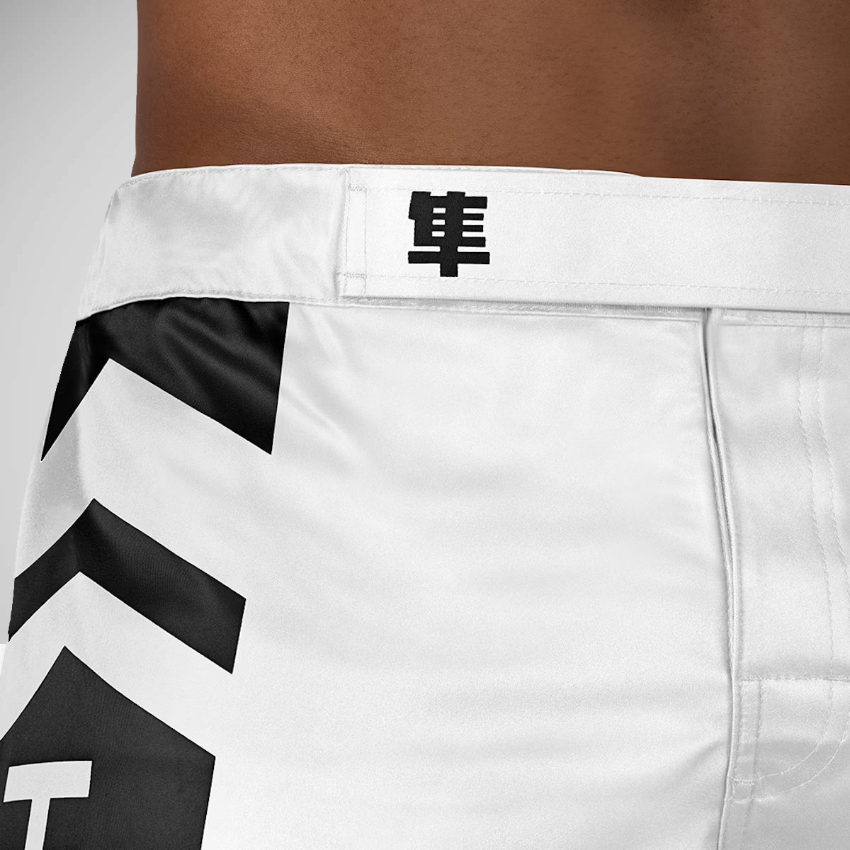 Hayabusa-Ikone mitten im Oberschenkel MMA Shorts Weiß/Schwarz