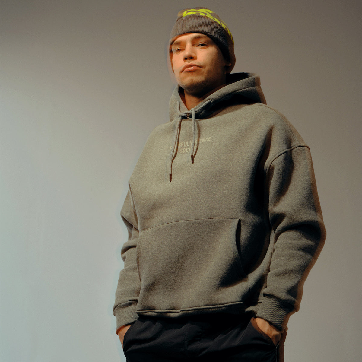 Manto Big Logo Geanie Gray