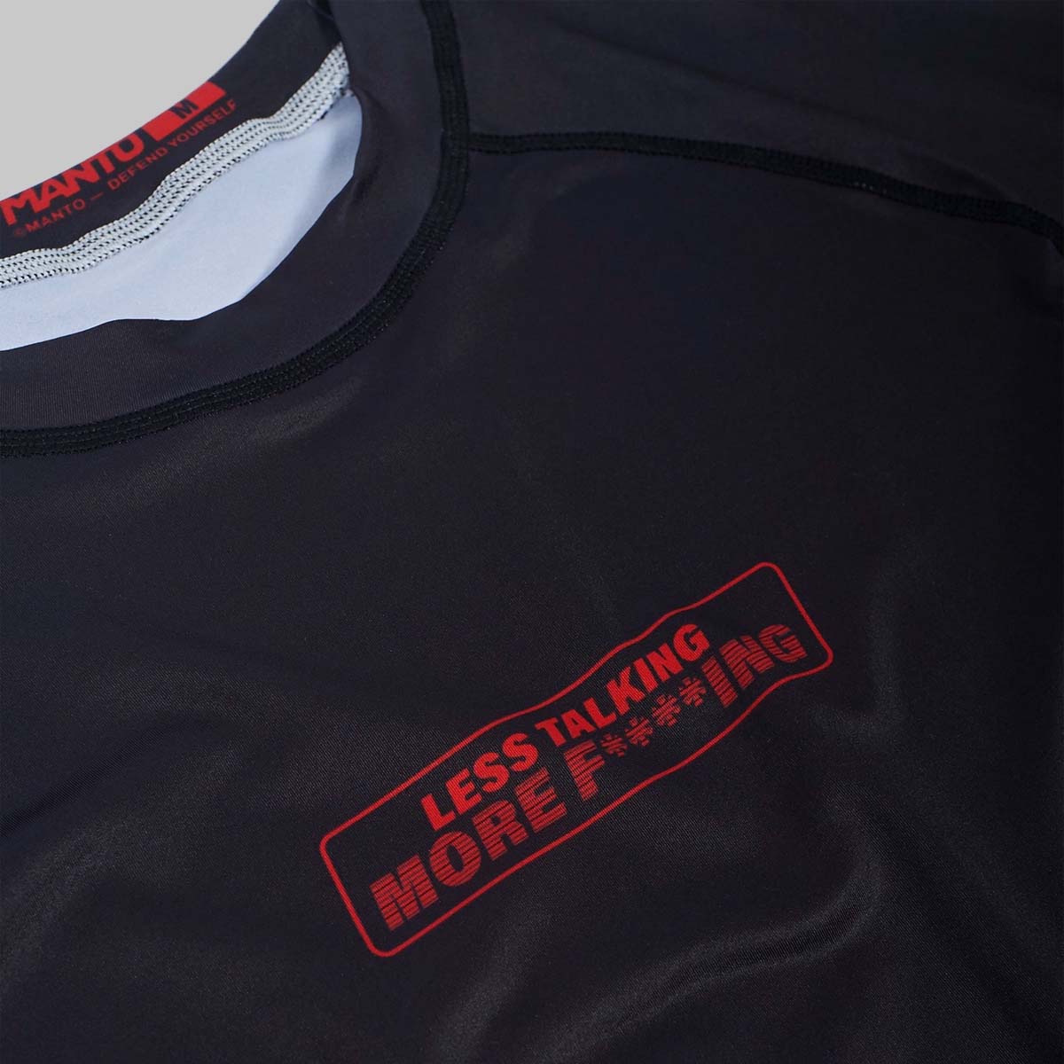 Manto kämpar utslagen vakt svart