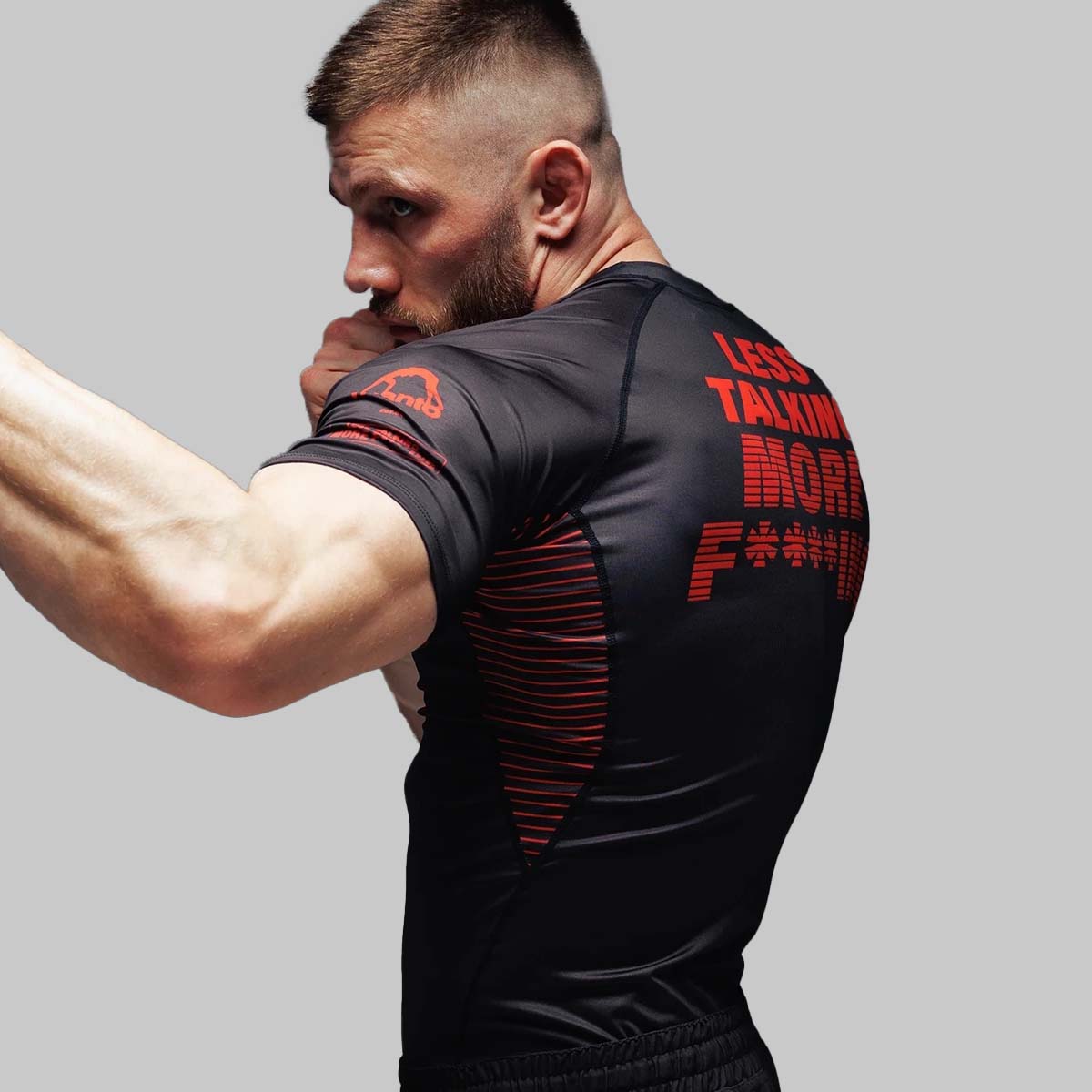 Manto kämpar utslagen vakt svart