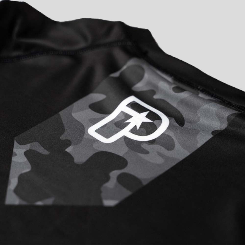 प्रगति स्टील कैमो रैश गार्ड