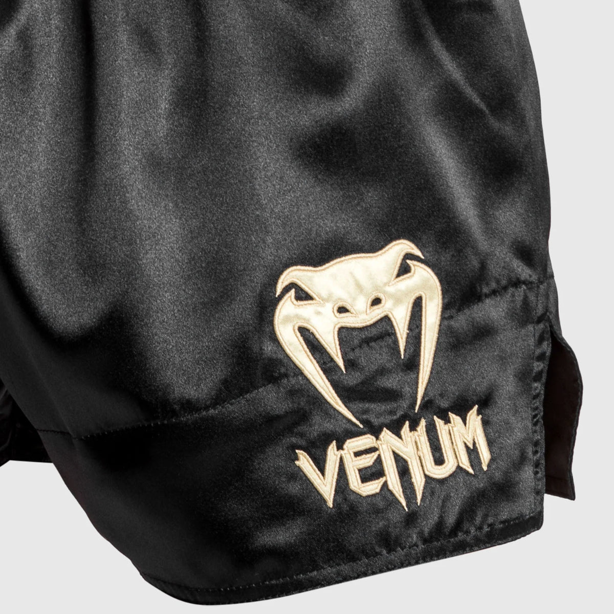 Venum Clásicos pantalones cortos muay tailandés rojos/negros/dorado