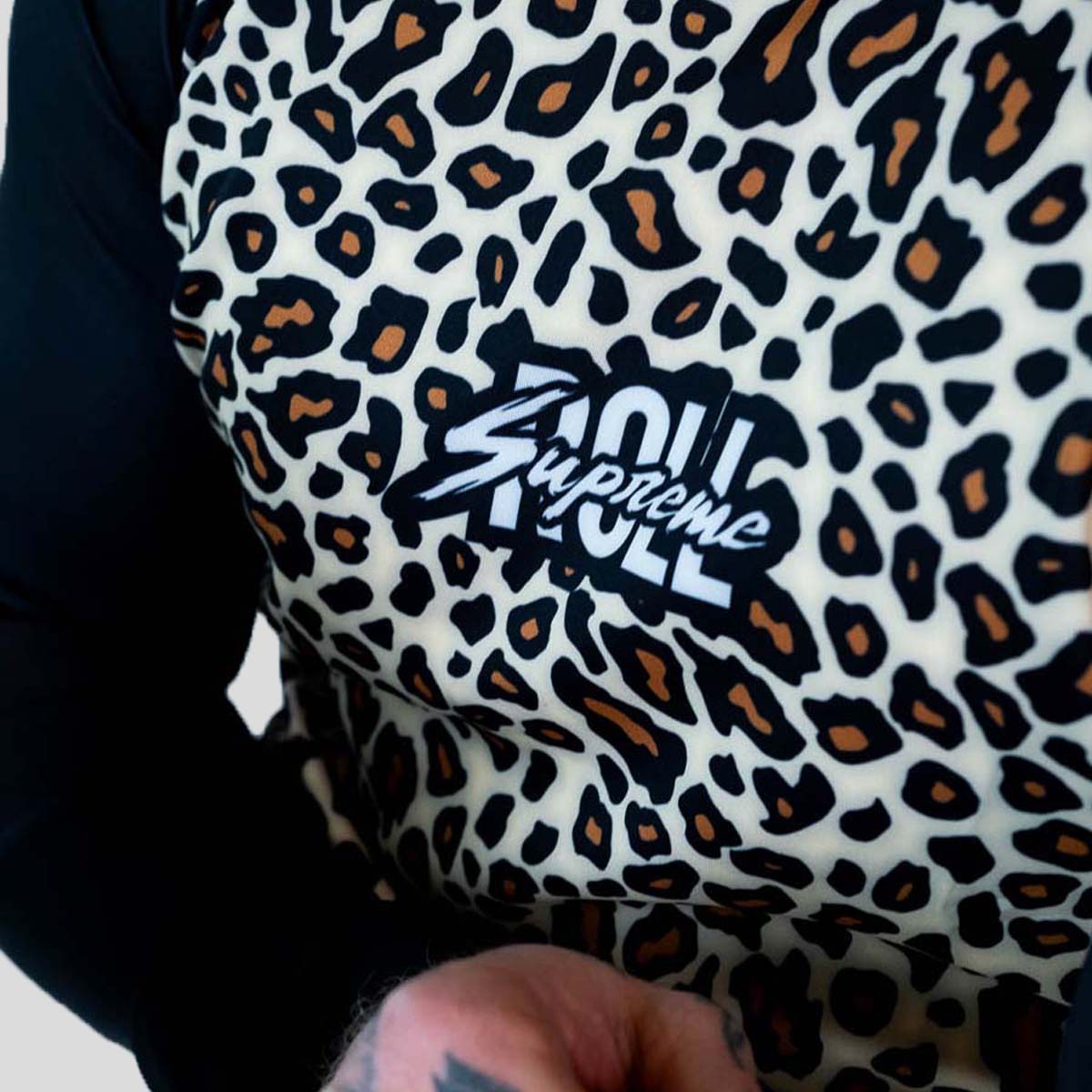 Rouler suprême le boucher à manches longues éruption cutanée jaune / brun