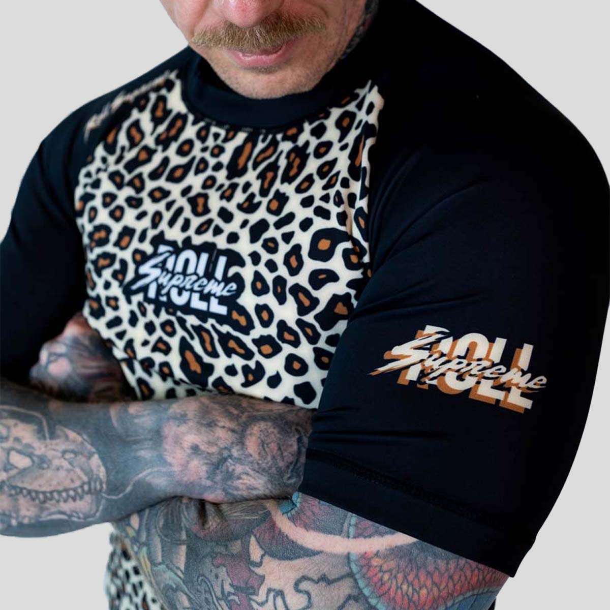 Rouler suprême le boucher à manches courtes cutanées jaune / brun