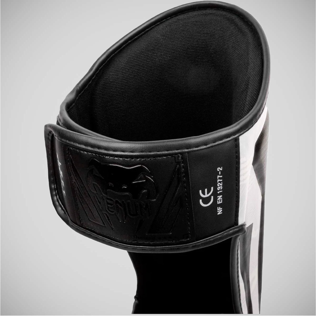 Το Venum Elite Shin Guards White/Black