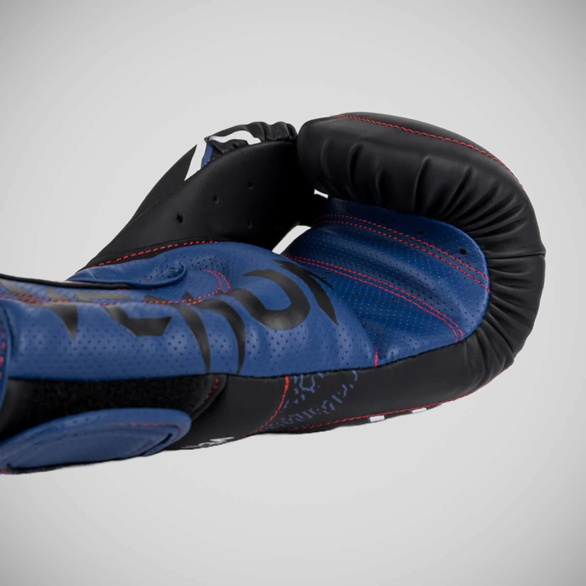 Venum X TEKKEN 8 진 카자마 복싱 장갑 검은 색/화이트