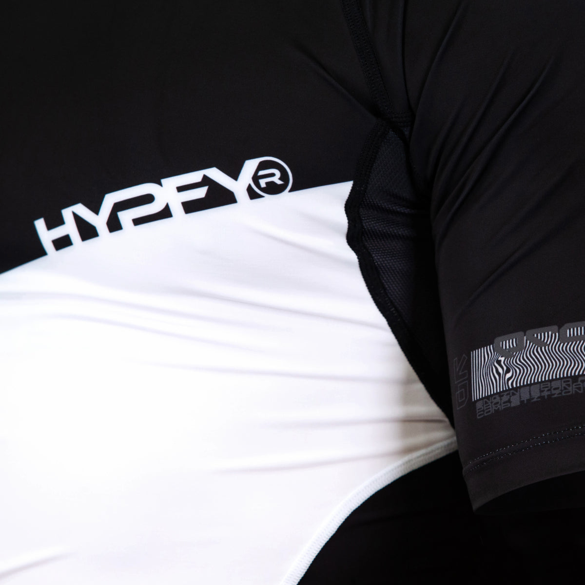 Hyperfly Supreme Edge rangierte einen Kurzarm -Hautausschlagwache Weiß