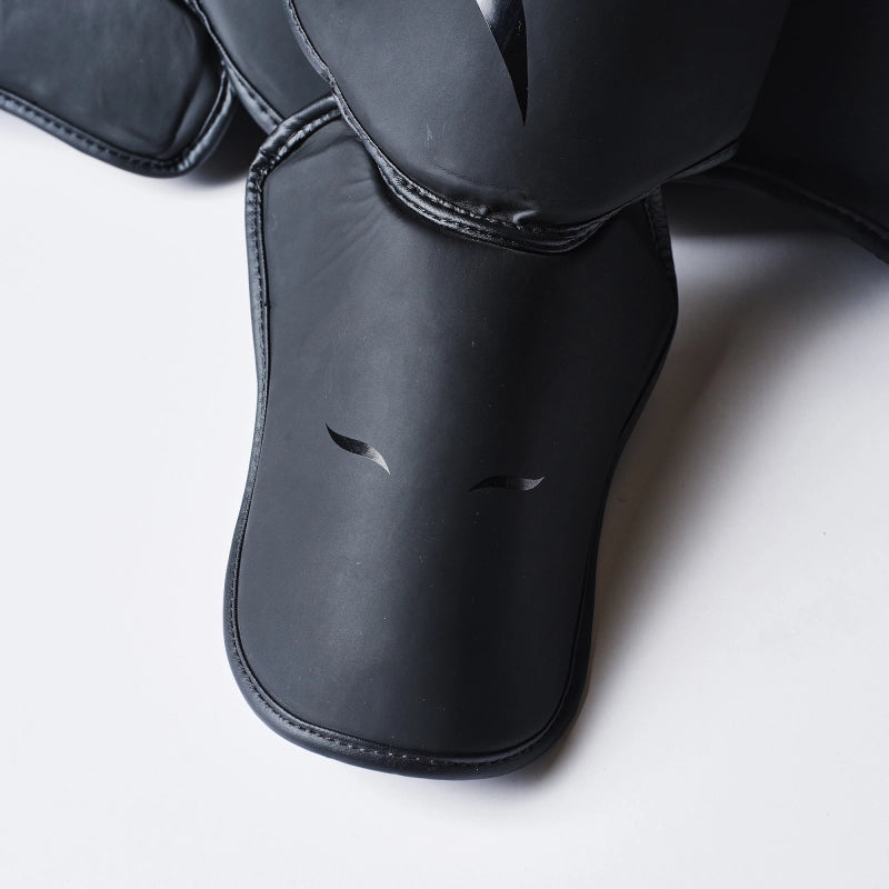 Elion Extravagant Shin Guards Black/Black