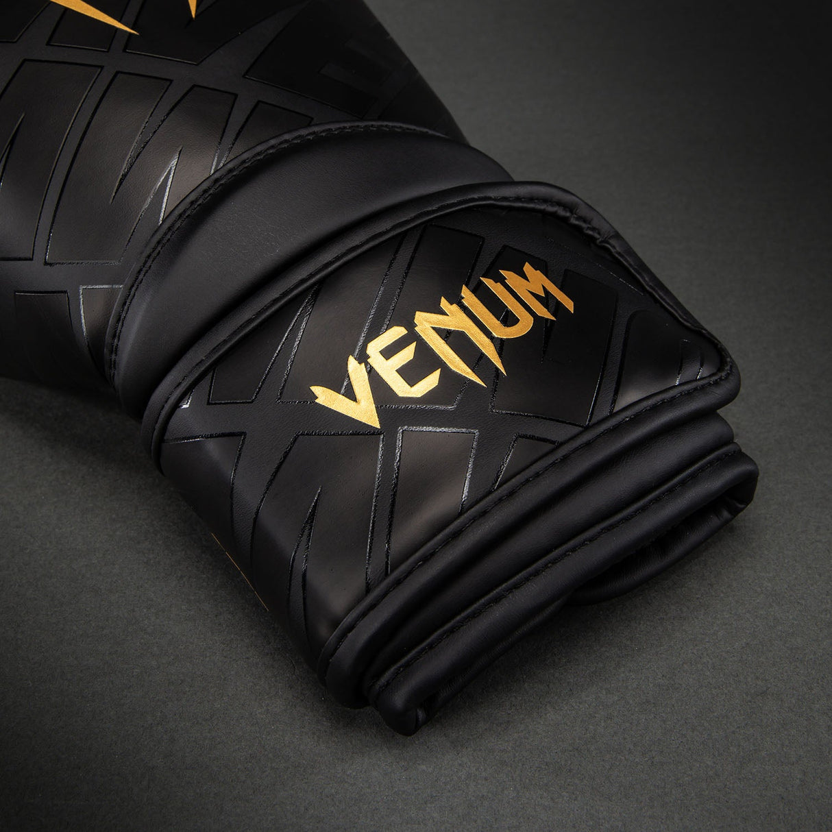 Venum Contender 1.5 XT 3D Boxing Gloves Black/ Gold - detail