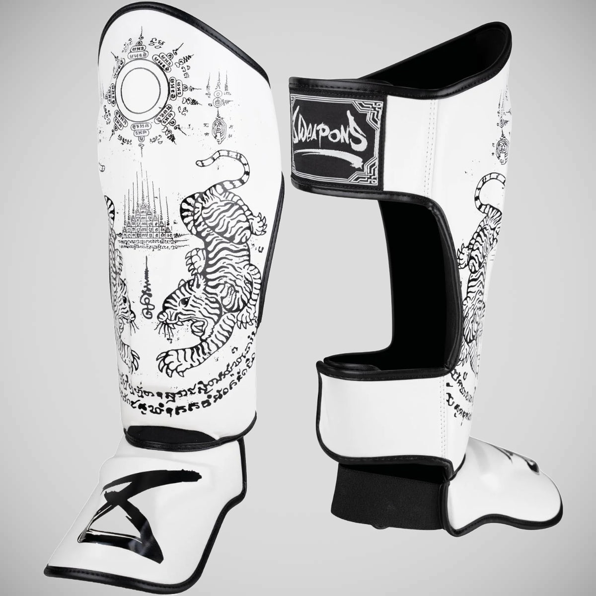 8 Weapons Sak Yant Tiger Shin Guards blanc / noir