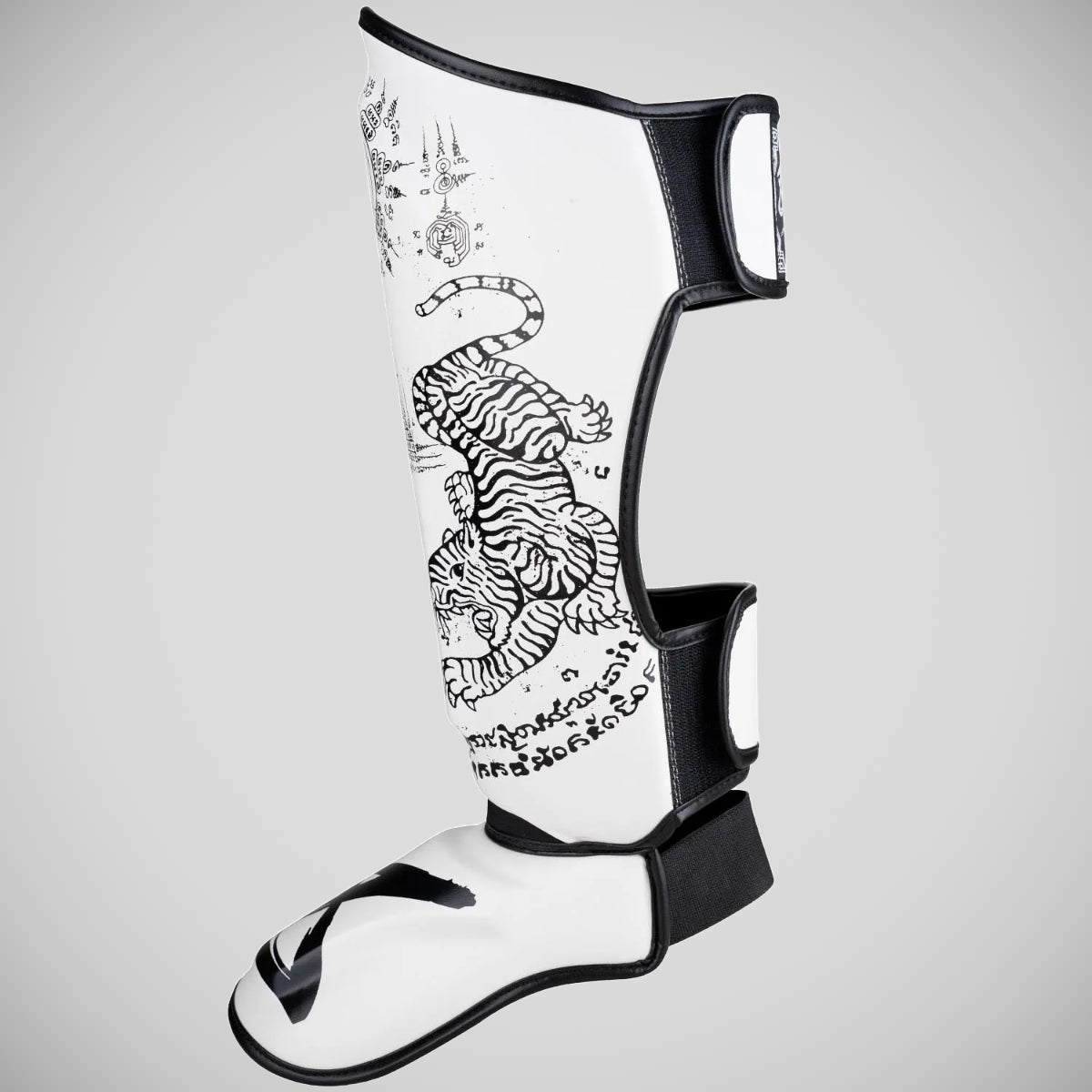 8 Armas Sak Yant Tiger Shin Guards Branco/Preto