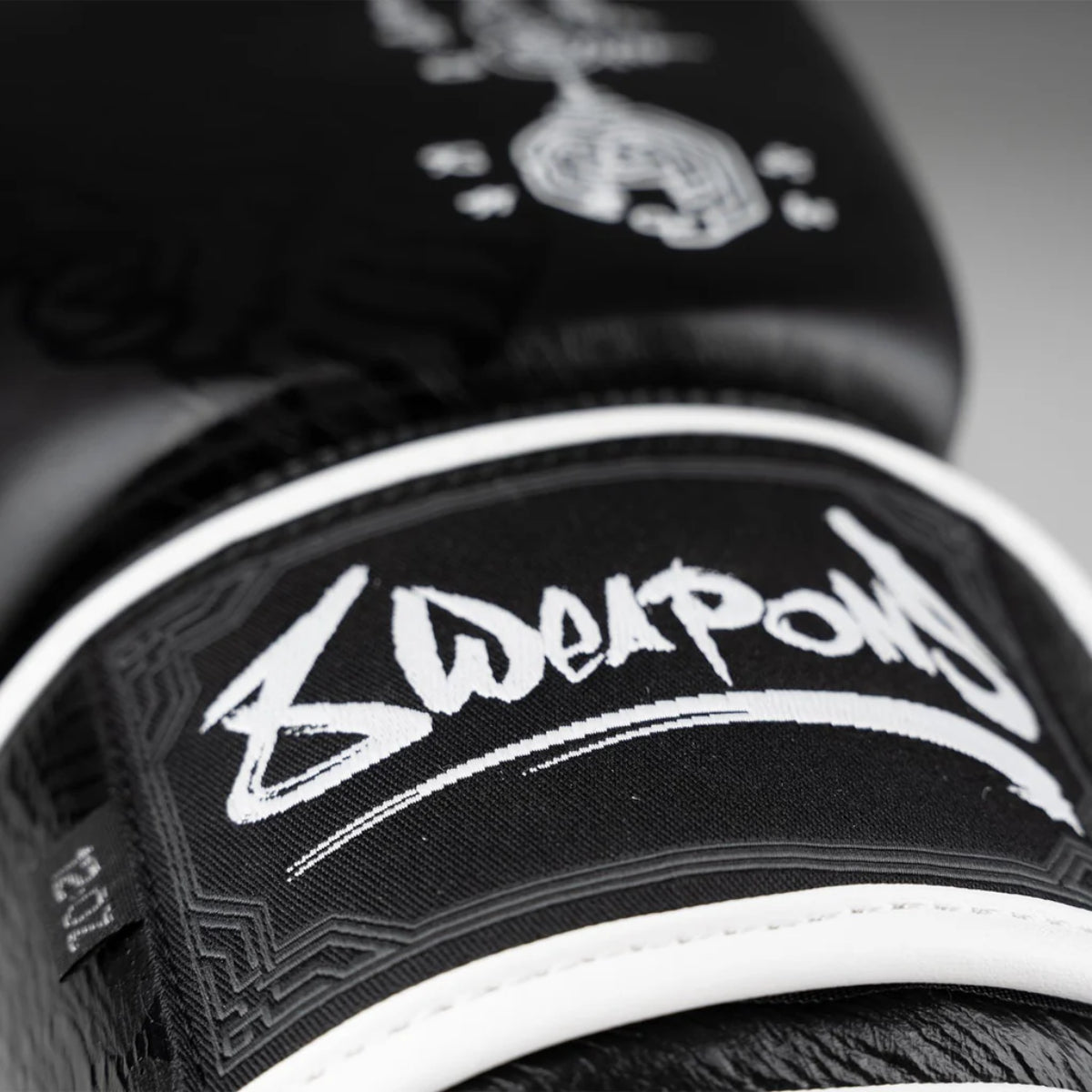 8武器sak yant big tigerボクシンググローブブラック/ブラック