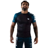 Kingz Born To Rule بأكمام قصيرة وواقي من الطفح الجلدي باللون الأسود