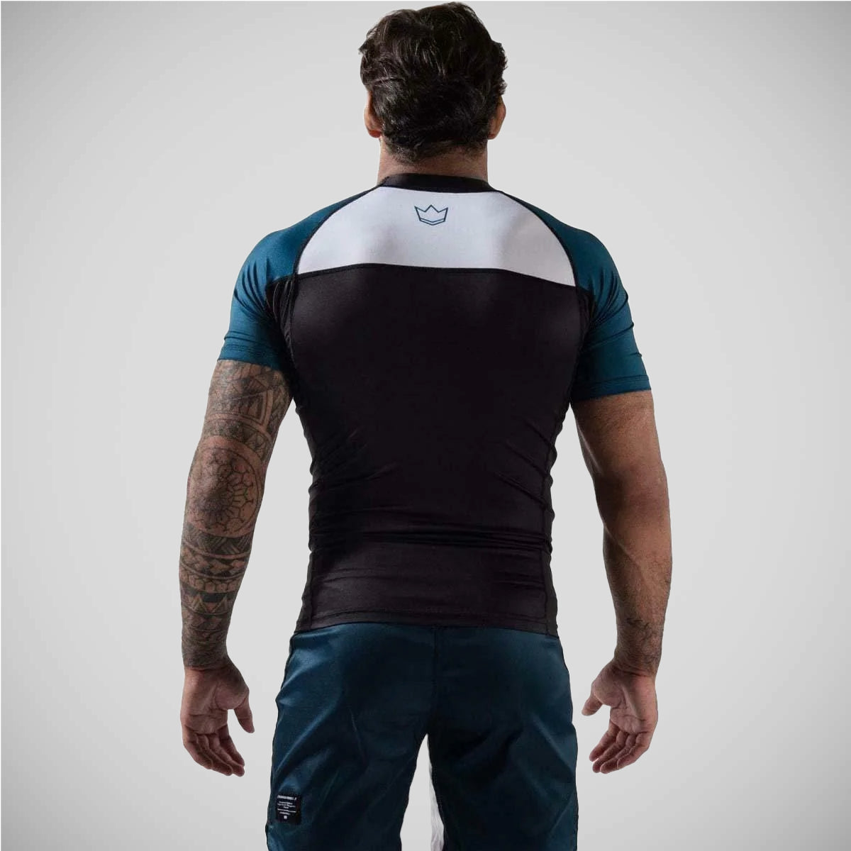 Kingz Born To Rule بأكمام قصيرة وواقي من الطفح الجلدي باللون الأسود