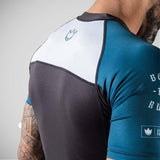 Kingz Born To Rule بأكمام قصيرة وواقي من الطفح الجلدي باللون الأسود