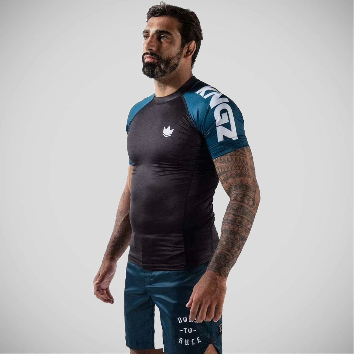 Kingz Born To Rule بأكمام قصيرة وواقي من الطفح الجلدي باللون الأسود