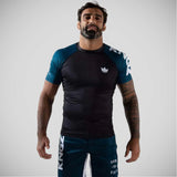 Kingz Born To Rule بأكمام قصيرة وواقي من الطفح الجلدي باللون الأسود