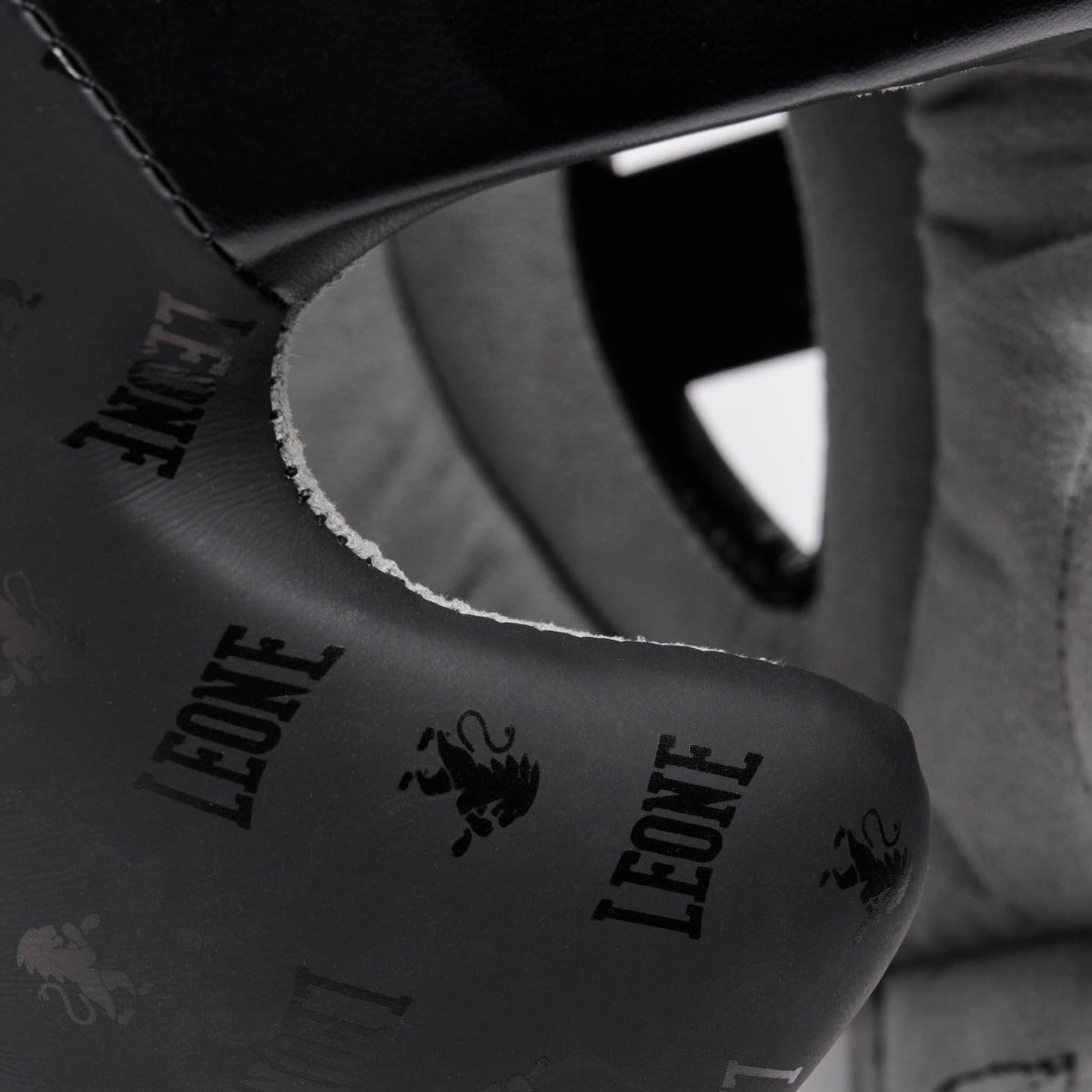 Leone -DNA -Kopfbedeckung mit Wangenschutz schwarz