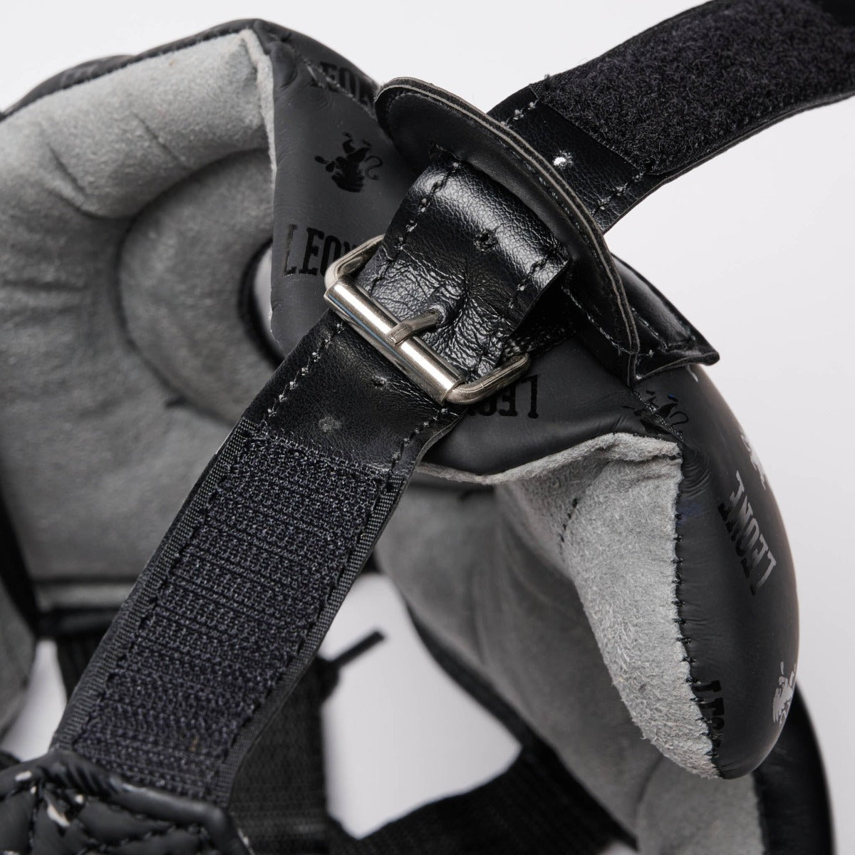 Leone -DNA -Kopfbedeckung mit Wangenschutz schwarz