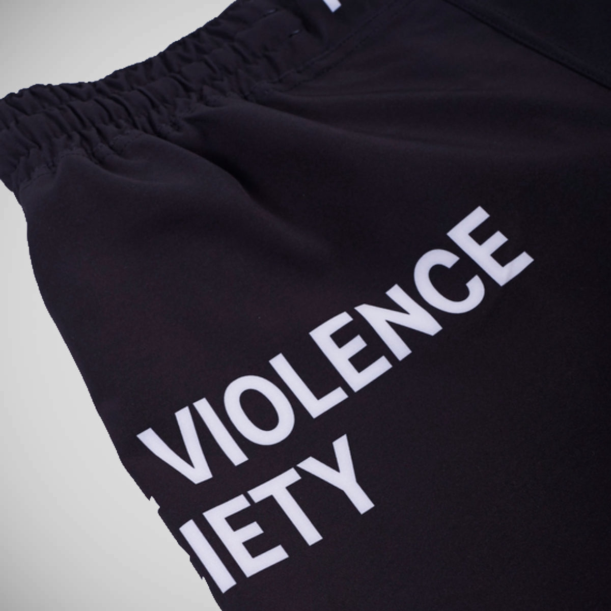 曼托学会与黑色短裤搏斗