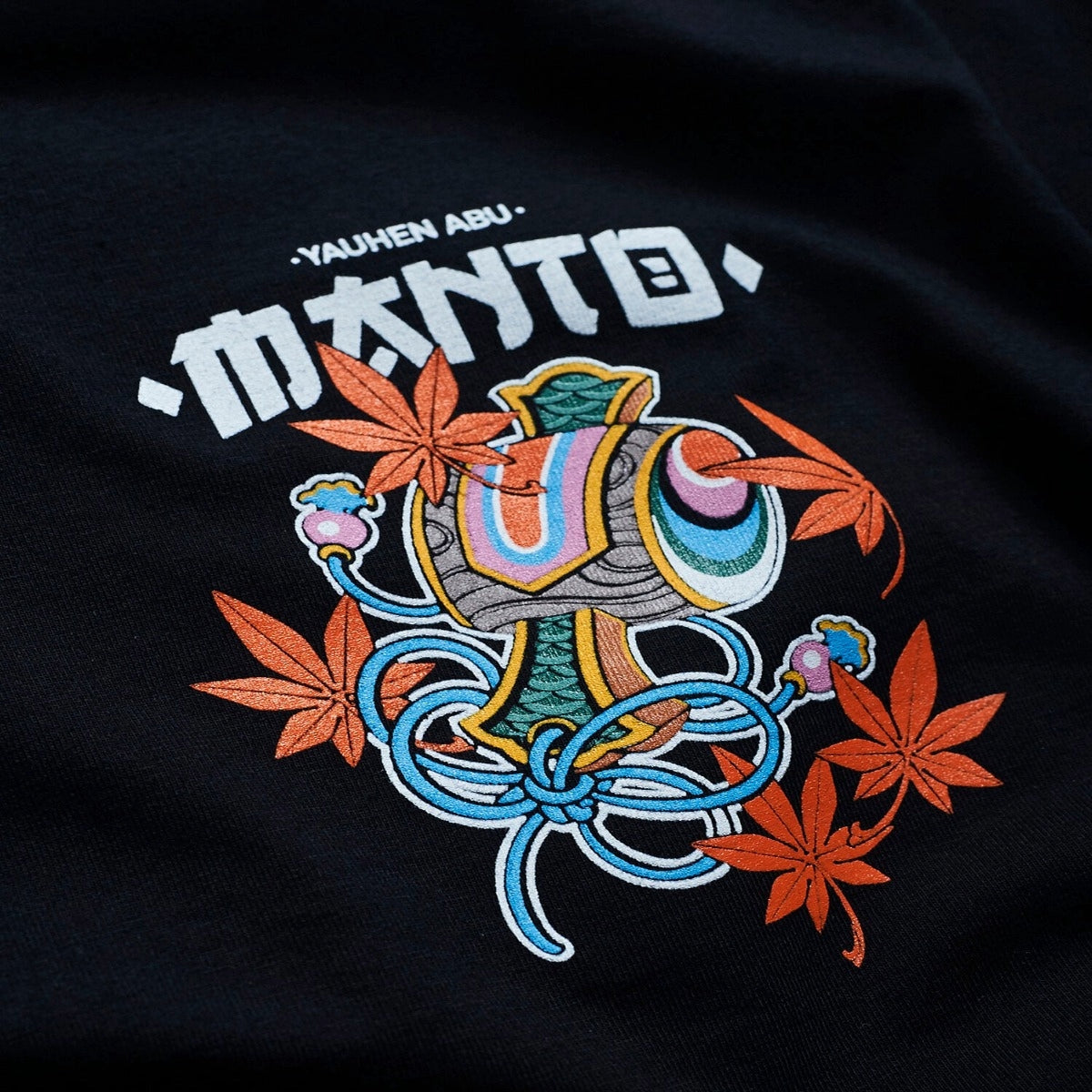 تي شيرت مانتو x يوهين أبو فودو باللون الأسود