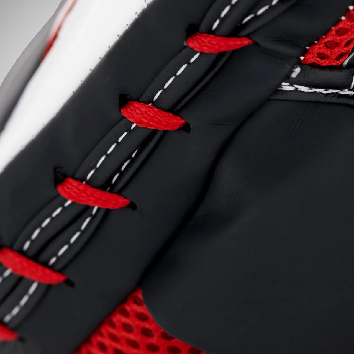 センチュリーブレイブIVジェルパンチミッツブラック/ホワイト/レッド