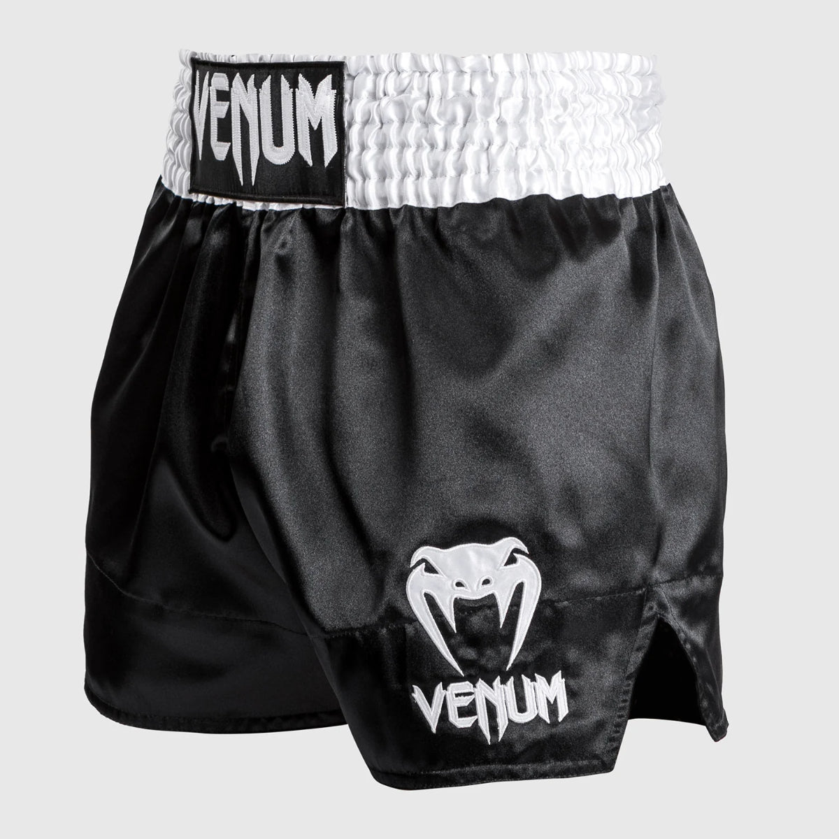 Venum Pantalones cortos clásicos de muay tailandés negro/blanco/blanco