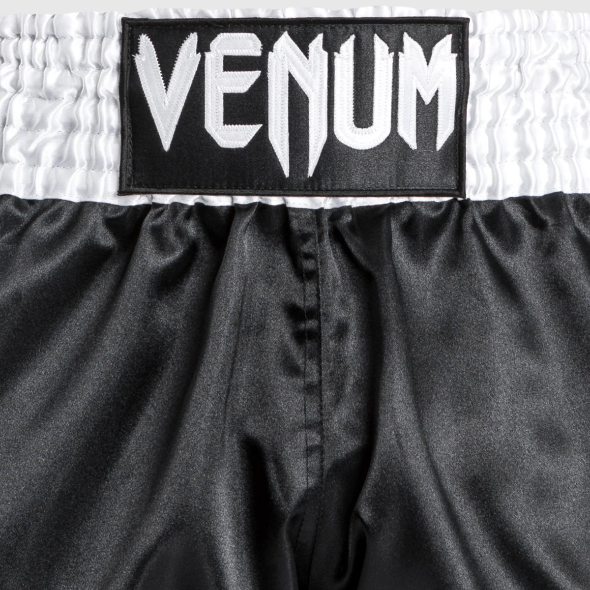 Venum Pantalones cortos clásicos de muay tailandés negro/blanco/blanco