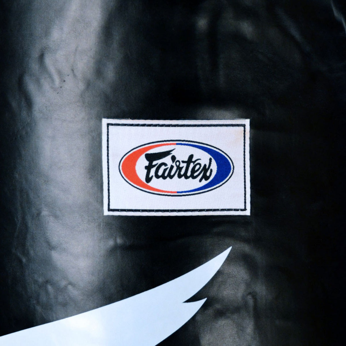 Fairtex HB6 6ft Muay Thai Banana Bag (غير مملوءة) باللون الأسود