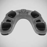 Черный/серый вен хищник рот