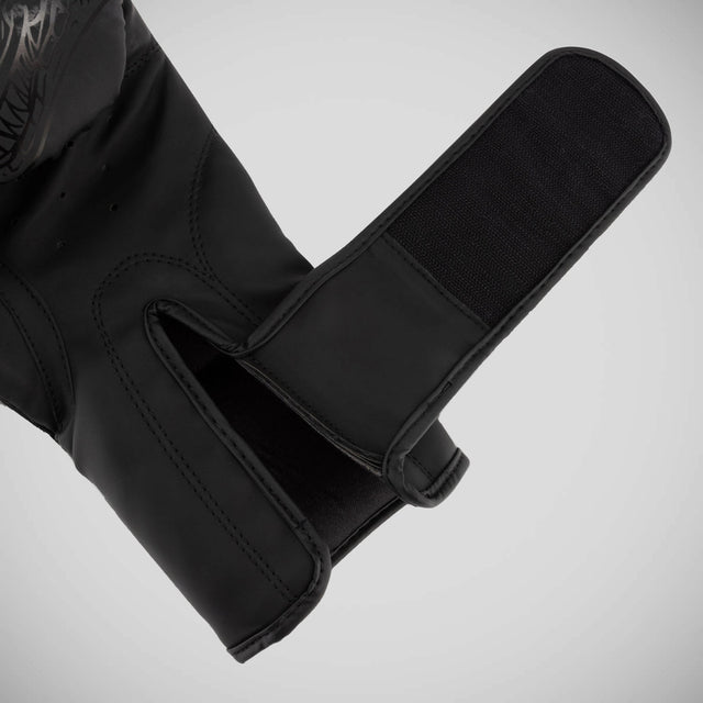 Fumetsu Anaconda Boxing Gloves Black/Black - fit and palm grip detail